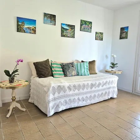 Prázdninový dům Maison L'atelier Creole Avec Jardin Et Terrasse Couverte Saint-Estève