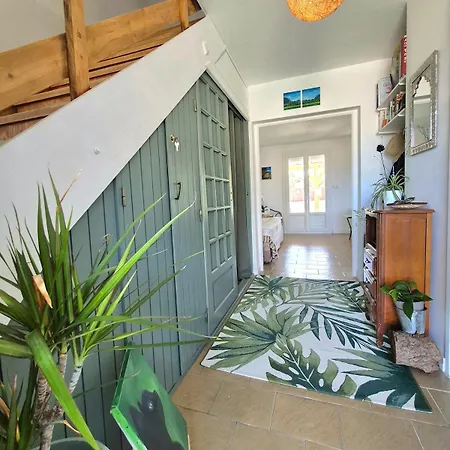 Prázdninový dům Maison L'atelier Creole Avec Jardin Et Terrasse Couverte Saint-Estève